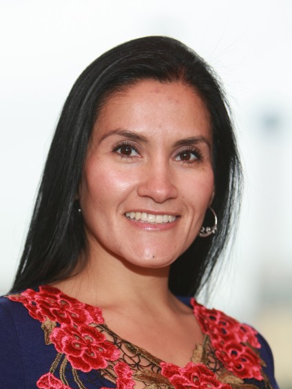 Claudia García-Louis Headshot