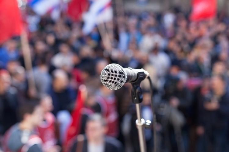 Microphone with blurred background of crowd 