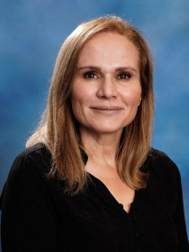 Nelia Viveiros Headshot