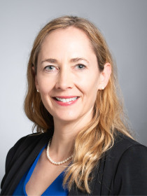 tina reuter headshot